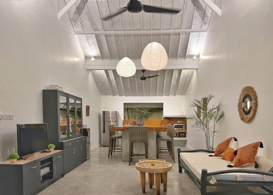 Fully Renovated 3br In - Oberoi *