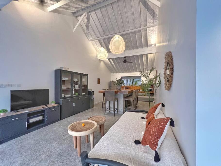 Fully Renovated 3br In - Oberoi